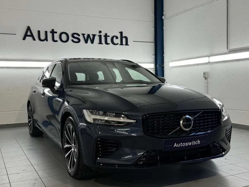 Volvo V60 T6 AWD plug-in hybrid - Plus Dark Image 1